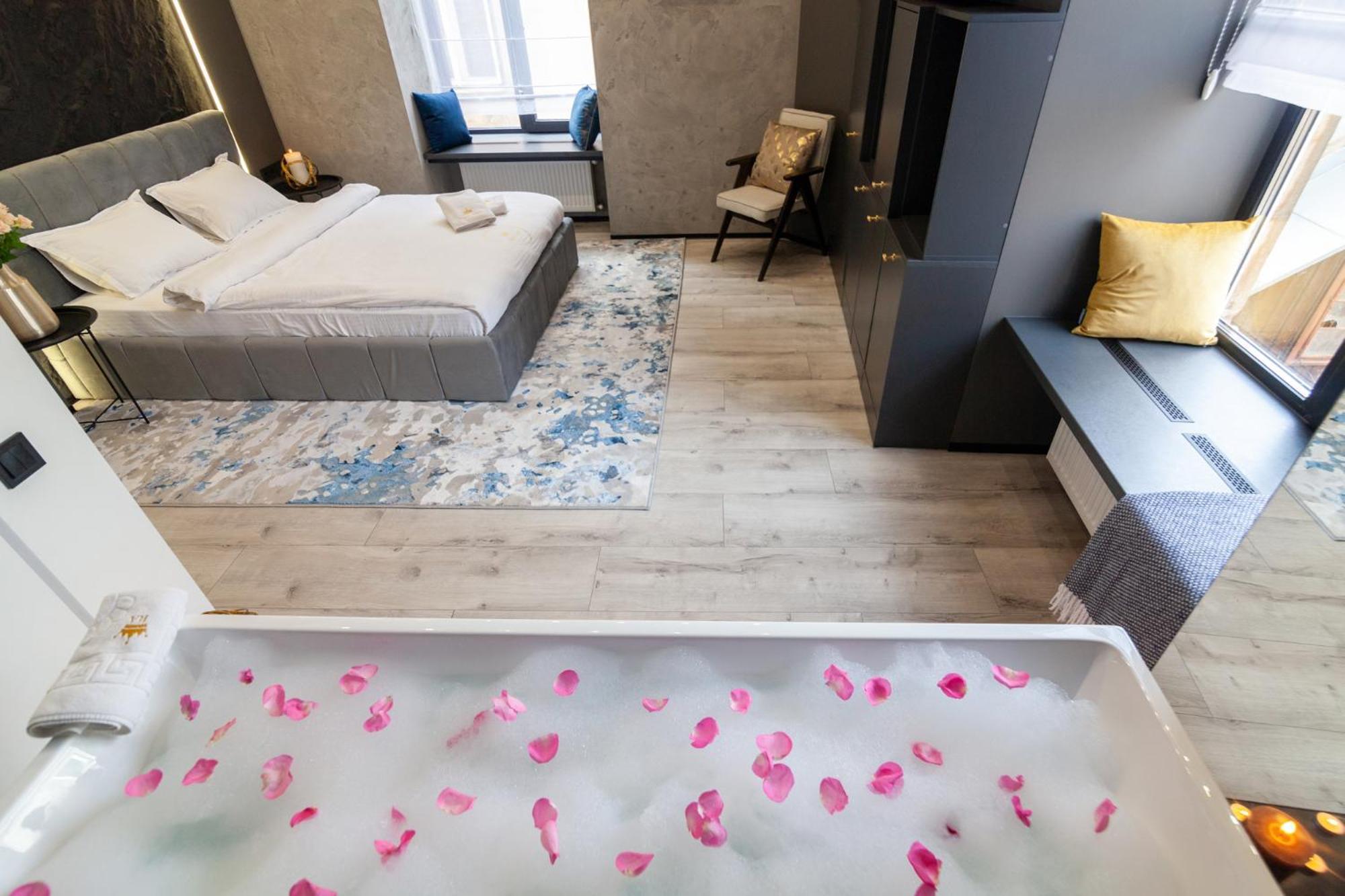 Royal Romantic Apartment With Bathtub Lviv Luaran gambar
